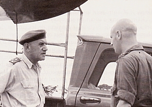 Kolonel SBH Vandewalle in overleg met Kapitein SBH Closset.